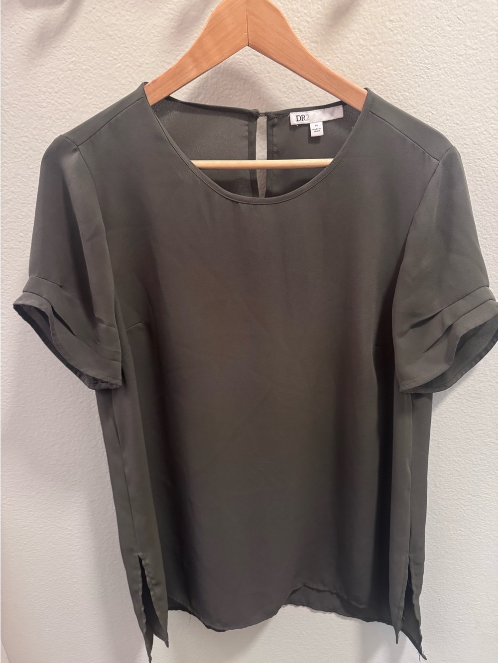 DR2 Olive Green Short Sleeve Blouse Size M EUC